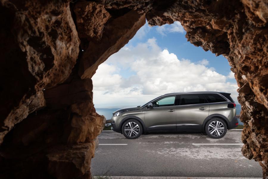  Peugeot 5008 GT 2016 года  (WW) (фото 10 из 27)